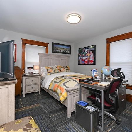 Berrodin Bed & Breakfast Akron Bagian luar foto