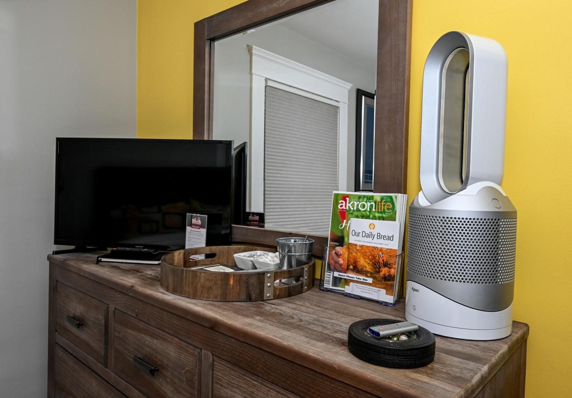 Berrodin Bed & Breakfast Akron Bagian luar foto
