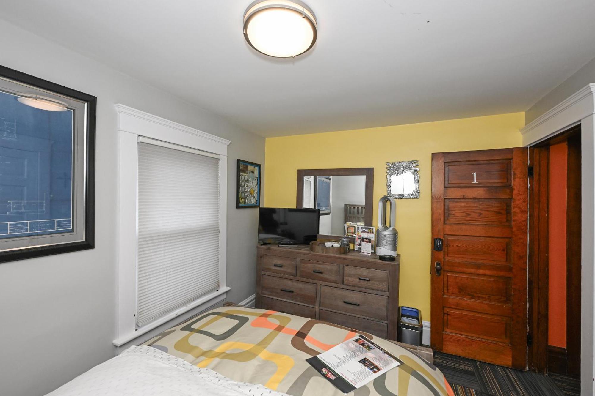 Berrodin Bed & Breakfast Akron Bagian luar foto