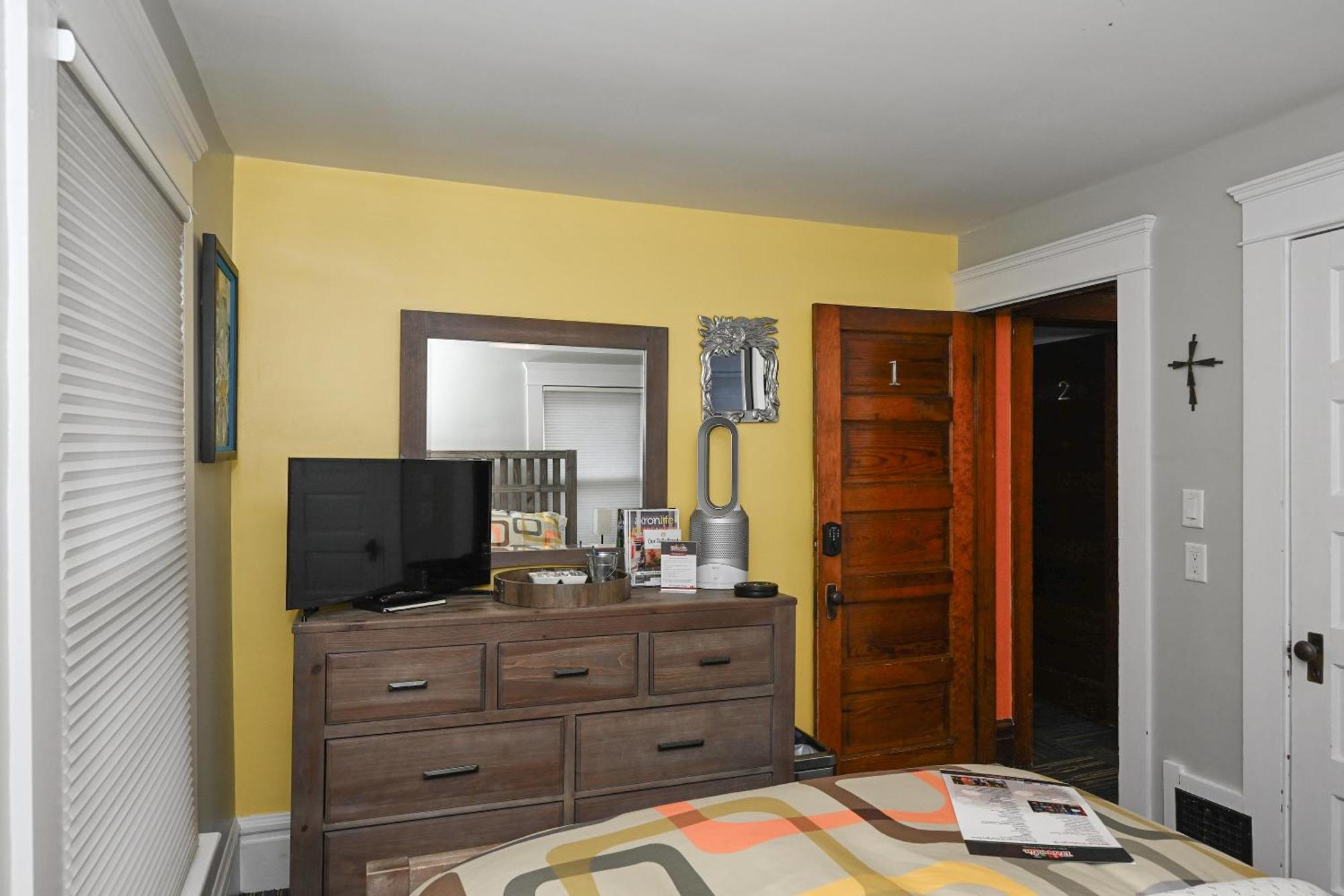 Berrodin Bed & Breakfast Akron Bagian luar foto