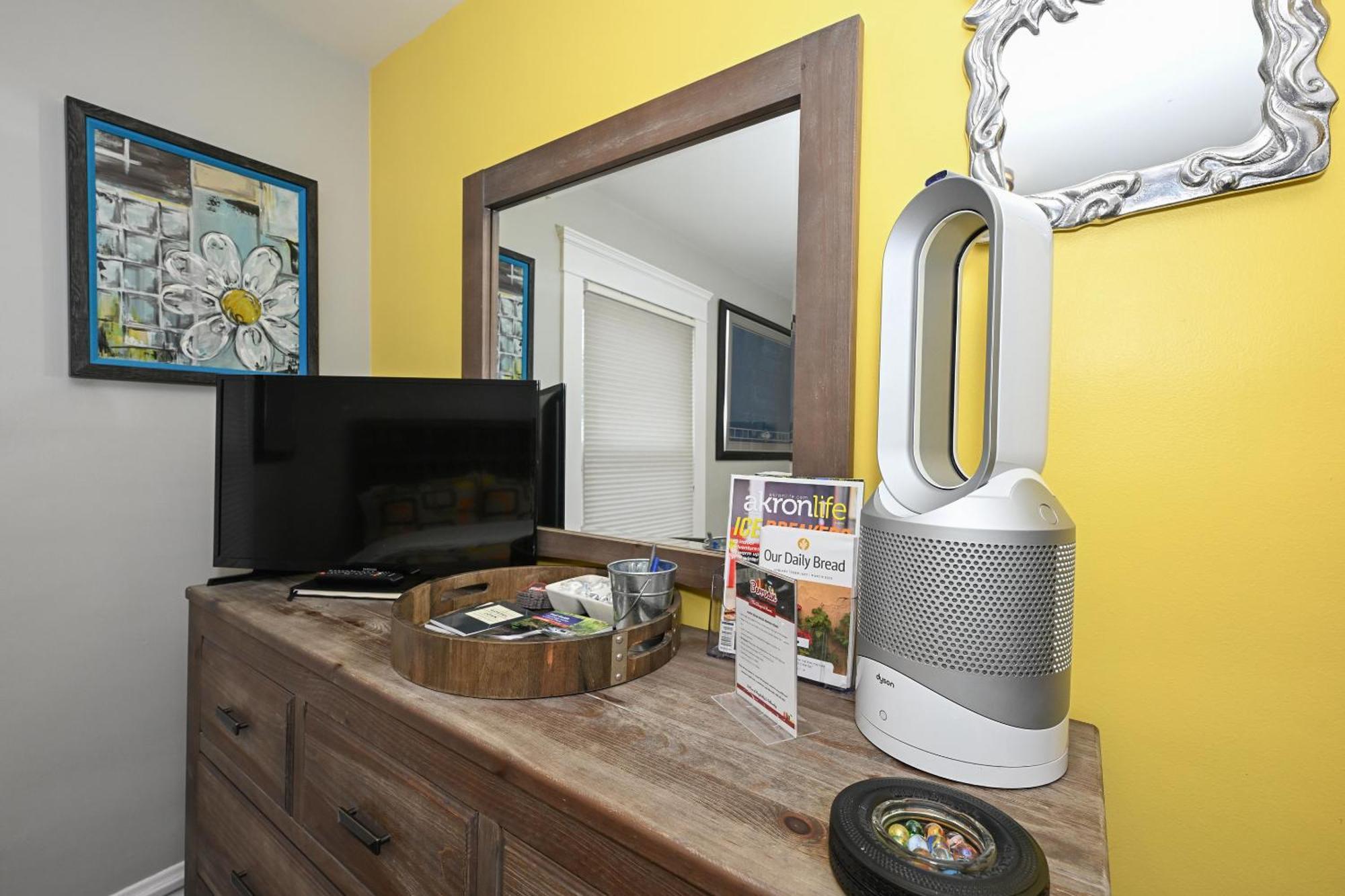 Berrodin Bed & Breakfast Akron Bagian luar foto