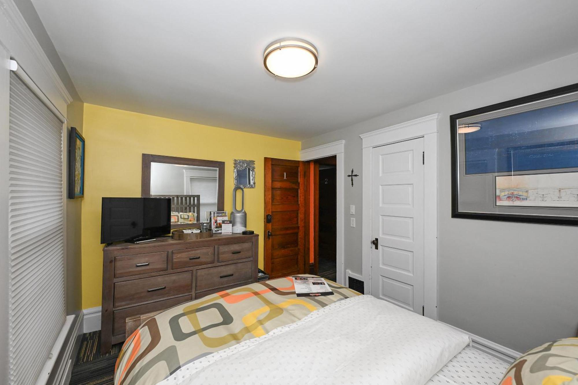 Berrodin Bed & Breakfast Akron Bagian luar foto