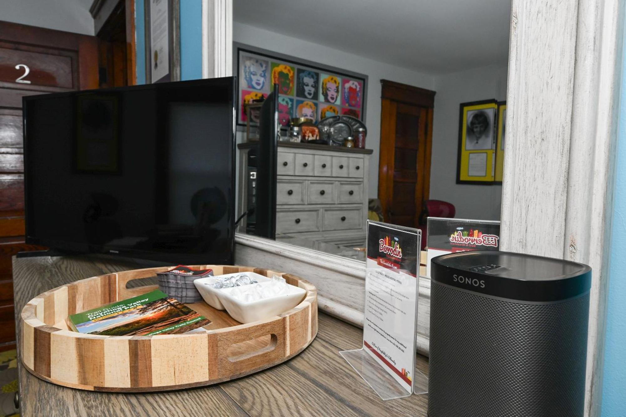 Berrodin Bed & Breakfast Akron Bagian luar foto